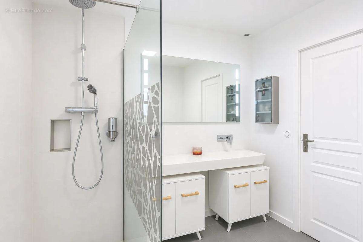 Maison de 8 pièces de 210 m² à Saint-Cyr-sur-le-Rhône - photo 18