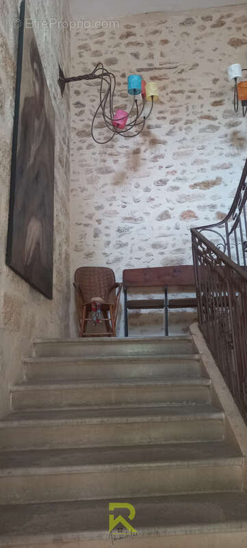 POMEROLS en plein cœur du centre historique une vigneronne entièrement rénovée pour un investissement atypique - photo 3