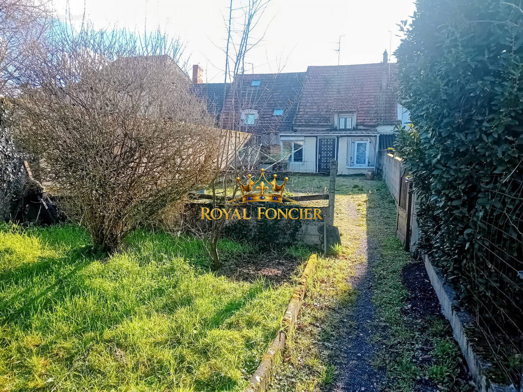 Maison de ville de 120 m2 hab avec 4 chambres  - Maison à CHATELLERAULT