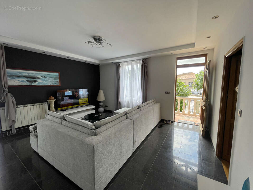 Maison + Appartement de 260 m² à PEYROLLES EN PROVENCE - photo 2