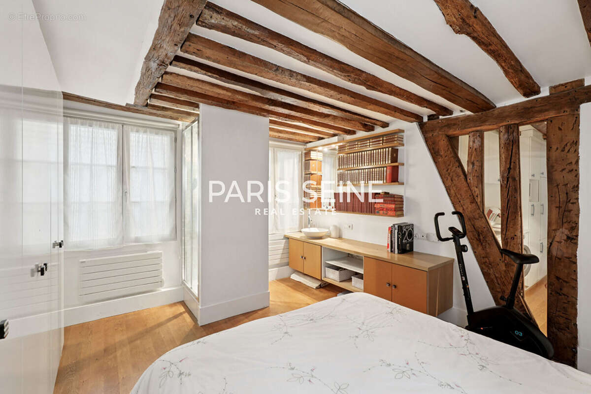 Appartement à PARIS-1E