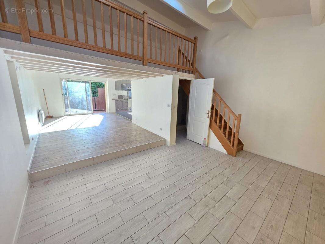 Appartement à MONTAREN-ET-SAINT-MEDIERS