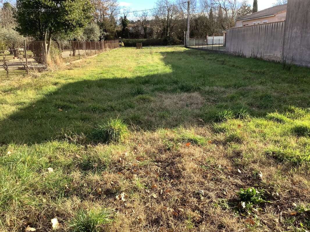 Beau terrain plat constructible de 767m² - photo 3