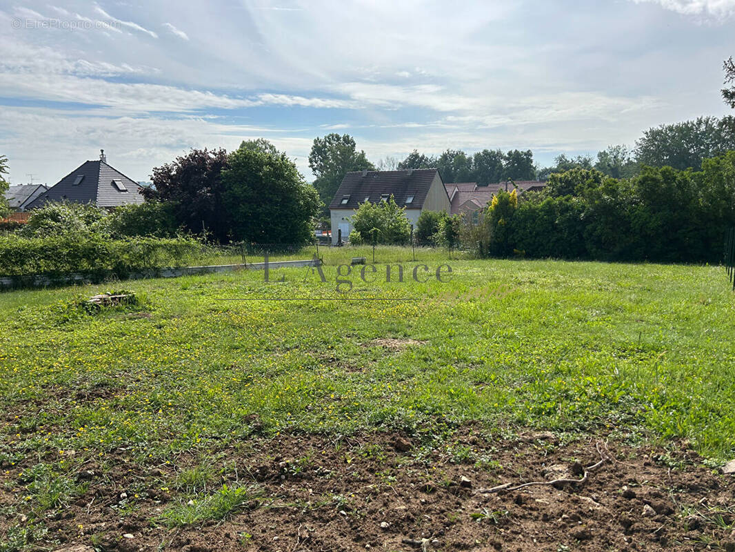 Terrain à SAINT-LEU-D'ESSERENT