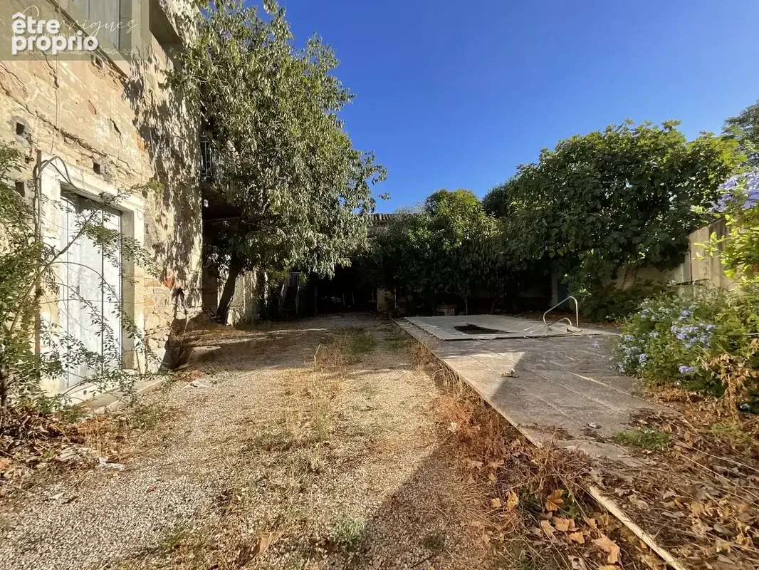 Le Cailar, maison de village à restaurer avec dépendances. - photo 18