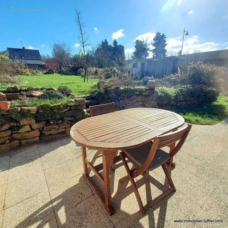 Maison à NEUVILLE-SUR-SARTHE