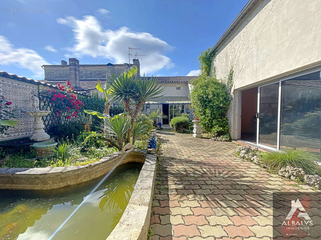 Maison à LES ARTIGUES-DE-LUSSAC