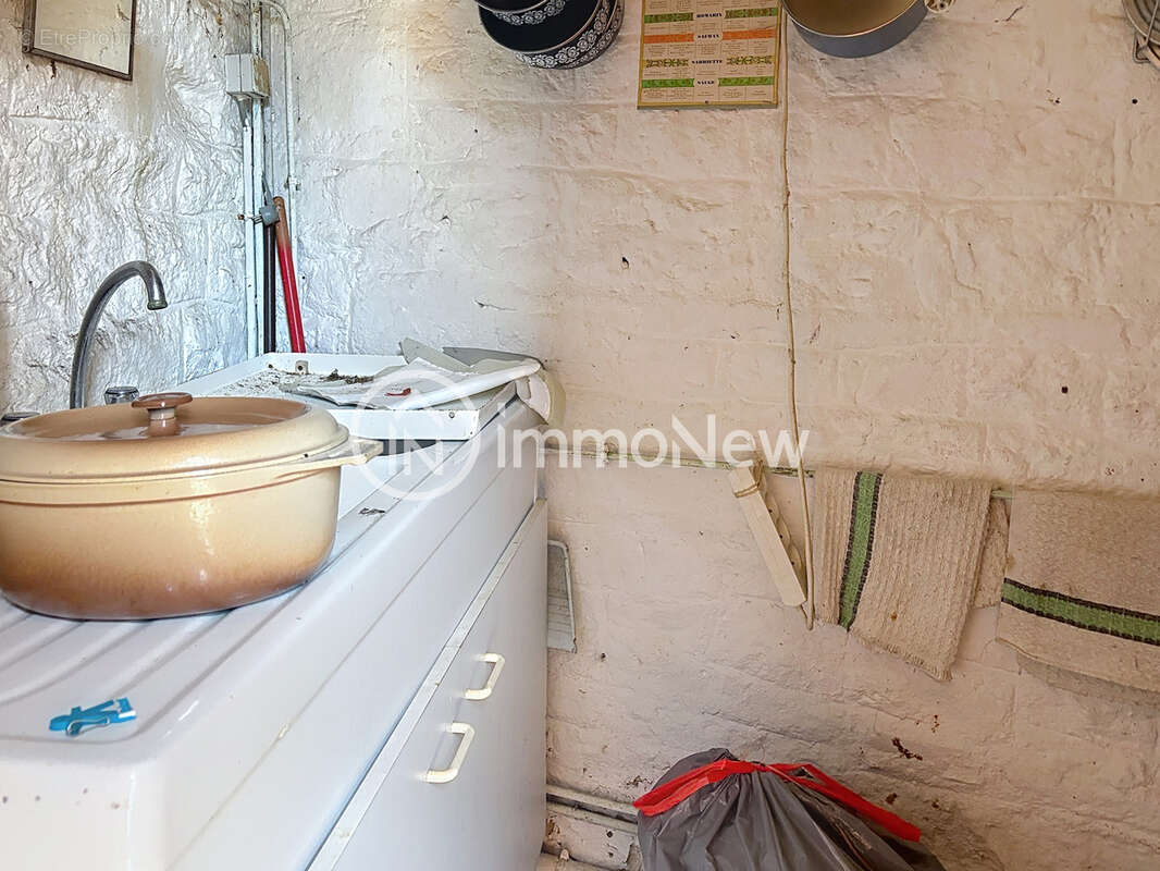 Maison mitoyenne a renover 100 m2 sur terrain 600 m2 environ en plein bourg - photo 7
