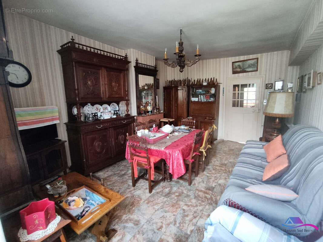 SALON - Appartement à CHATEAUMEILLANT
