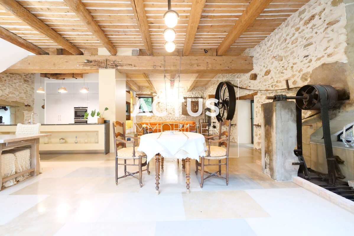 Maison 240 m² à Eyguieres  - photo 4