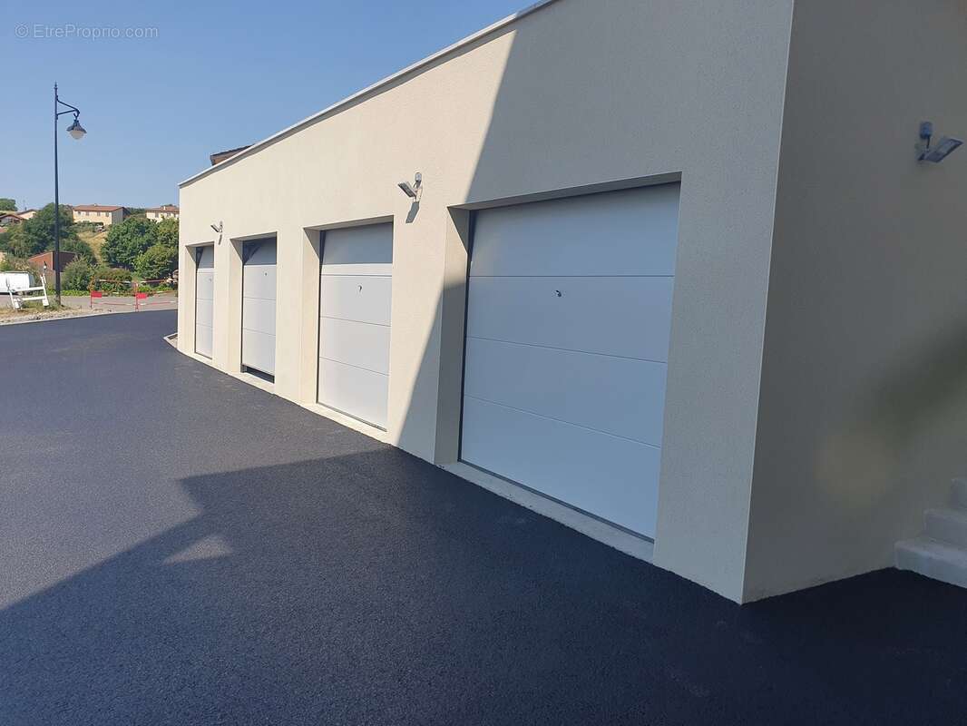 Garages privatifs - - Appartement à LONGESSAIGNE