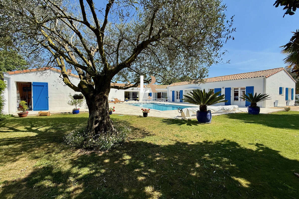 Lagord - Maison de plain pied sur jolie parcelle avec piscine, garage et stationnements - photo 3