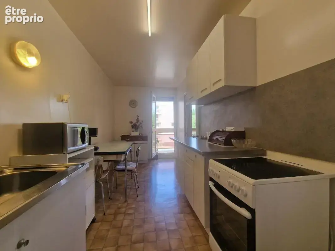 Au sein de la belle et prisée résidence "LE BOIS DE VAIRES" spacieux appartement F4 de 86m² habitables, situé au 2ème avec ascen - photo 4