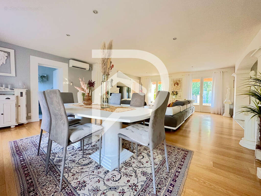 Maison à LE PUY-SAINTE-REPARADE