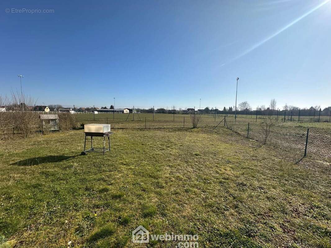 Sur un terrain entièrement clos de 298 m² - Maison à PANCY-COURTECON