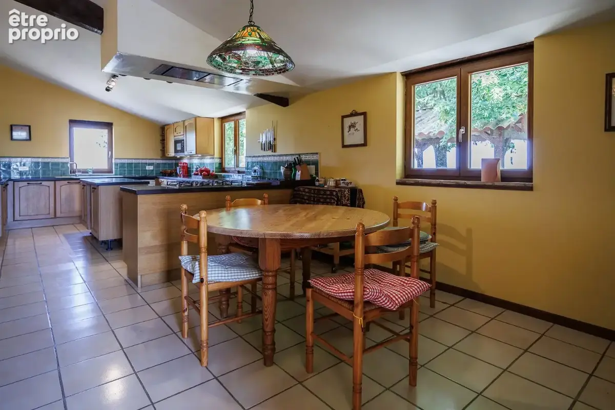 Maison de maître avec grange aménagée et superbes vues - photo 12