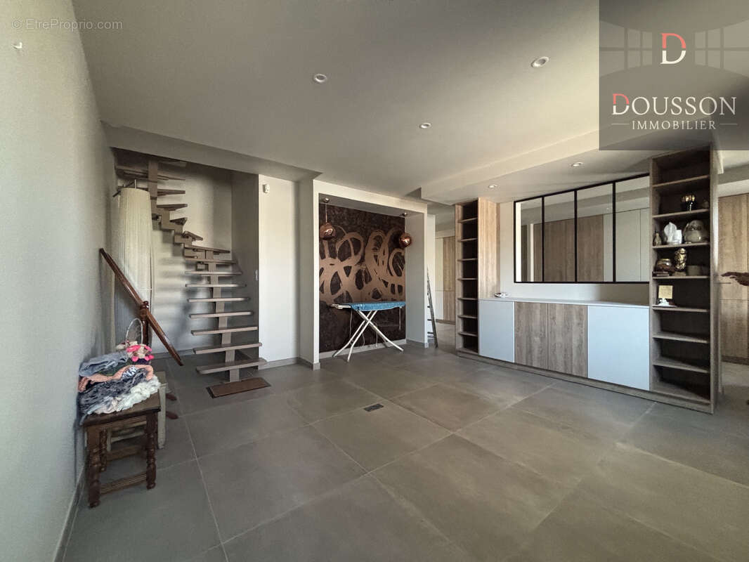 Villa de prestige de 220 m2 avec piscine, vaste garage et prestations haut de gamme à Aigues-Mortes - photo 17