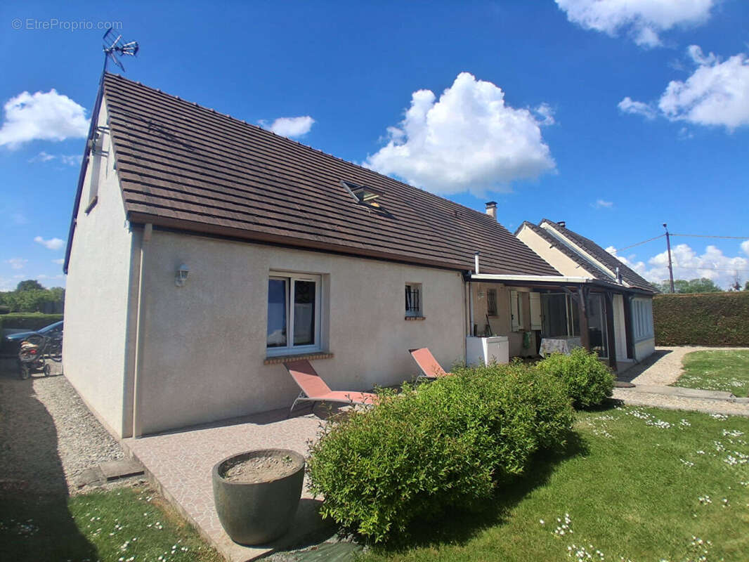 Maison à TAVAUX-ET-PONTSERICOURT