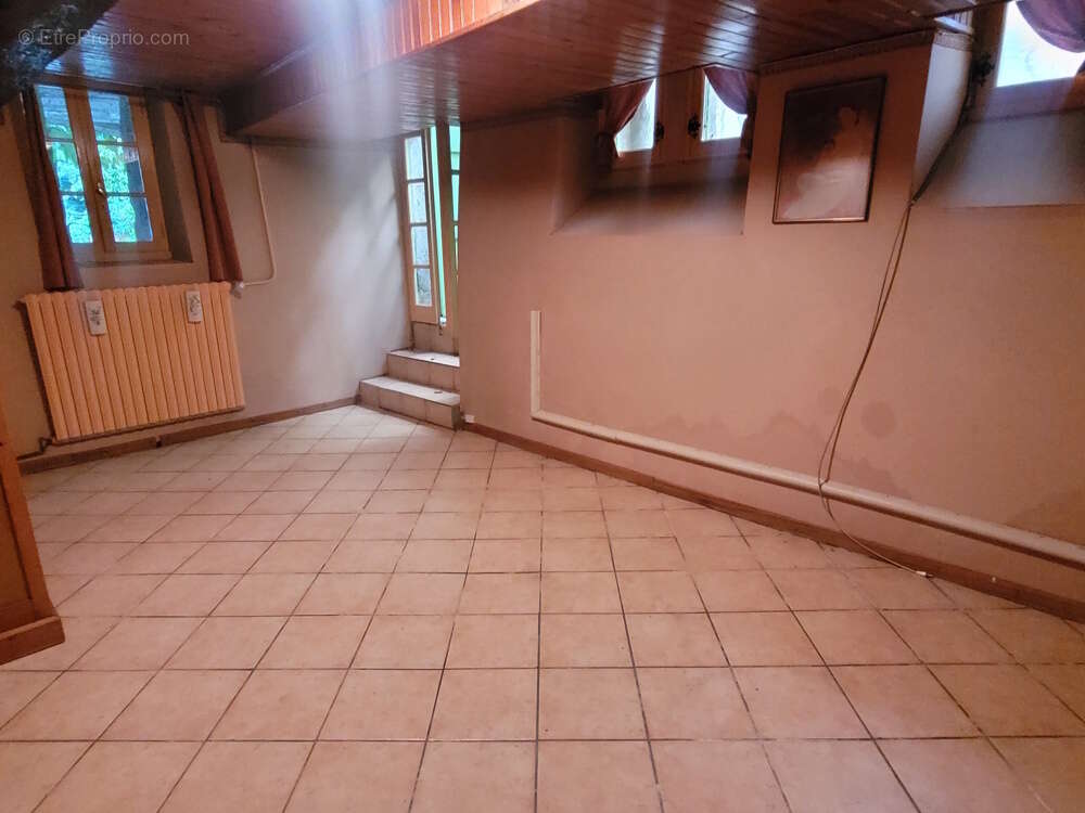 Grande maison en pierres avec belle cour arborée. - photo 17