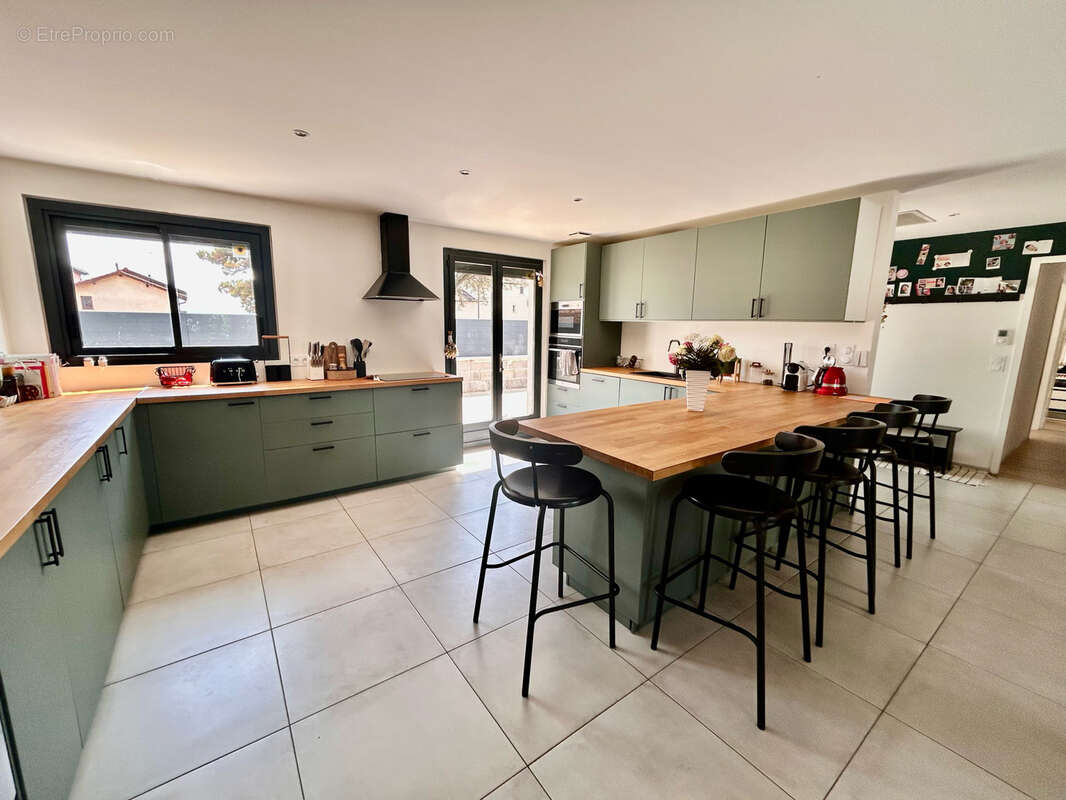 Une rénovation de grande qualité dans un emplacement idéal pour toute la famille à 9mn de l'A6 ! - photo 9