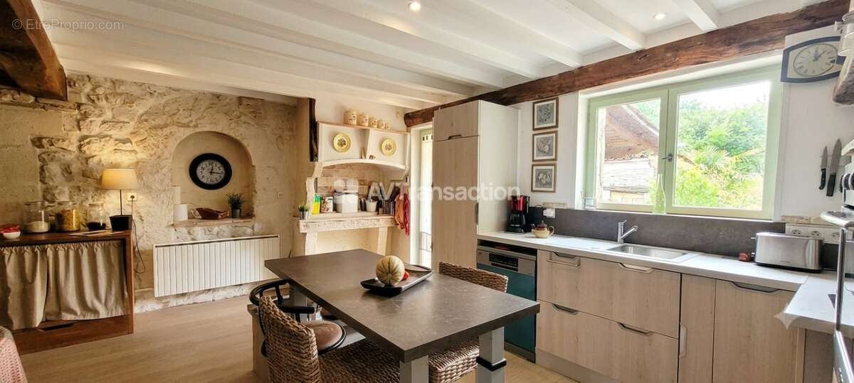 Maison 243 m² à Saint-Seurin-De-Cadourne  - photo 4