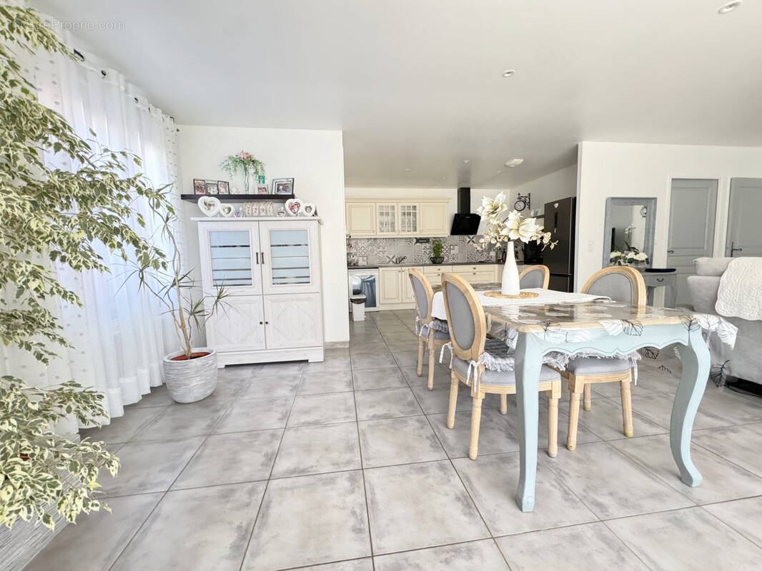 Maison à LARAGNE-MONTEGLIN