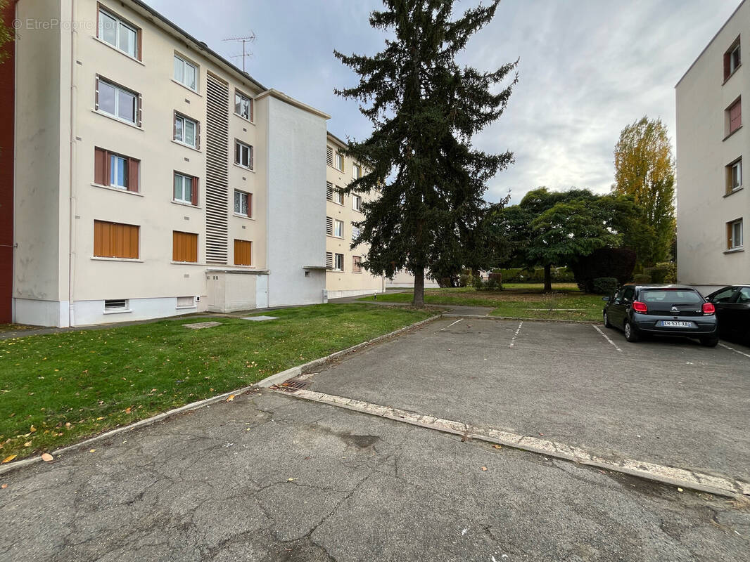 Appartement à LES CLAYES-SOUS-BOIS