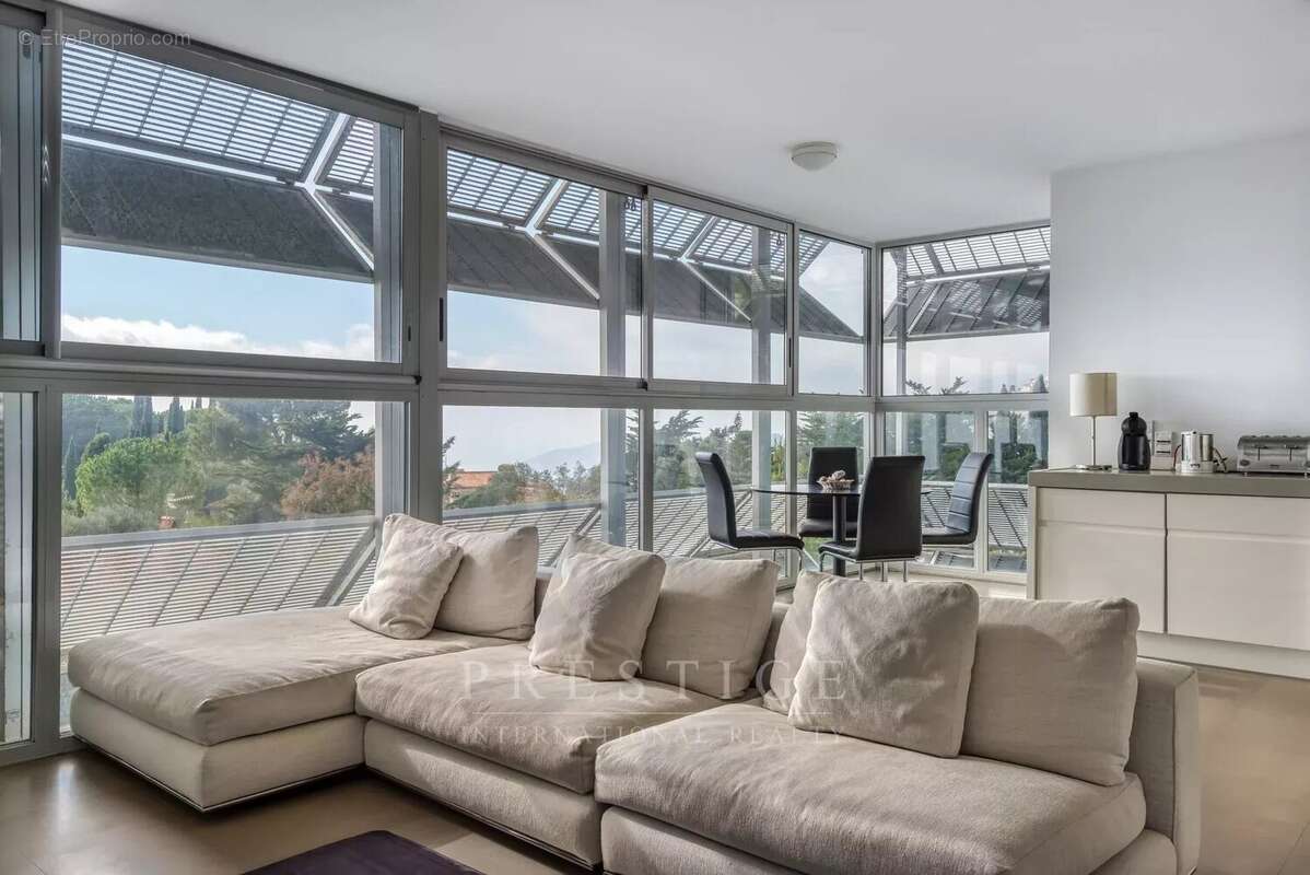 Eze, 2 pieces vue mer avec solarium sur le toit,  cave, parking possible - photo 8