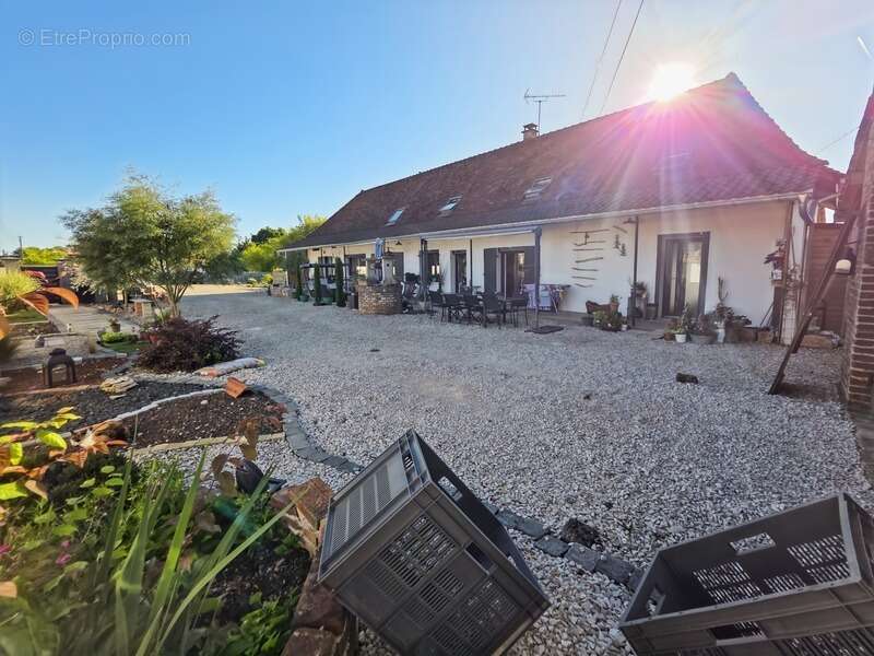 Ferme bressane rénovée à Louhans – 14 pièces, 192 m² avec espace indépendant idéal Airbnb  (71) - photo 2
