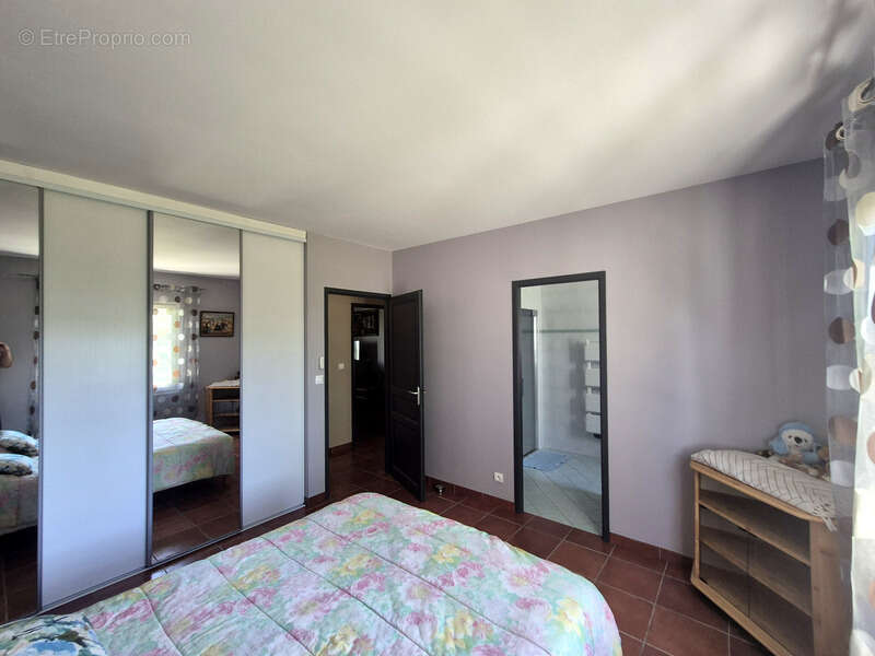 3,4 has, dépendance sécurisée de 320 m², maison plain-pied plus sous-sol, et vue dominante aux portes d'Agen - photo 12