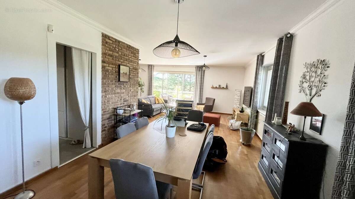 Maison à ENTRAIGUES-SUR-LA-SORGUE