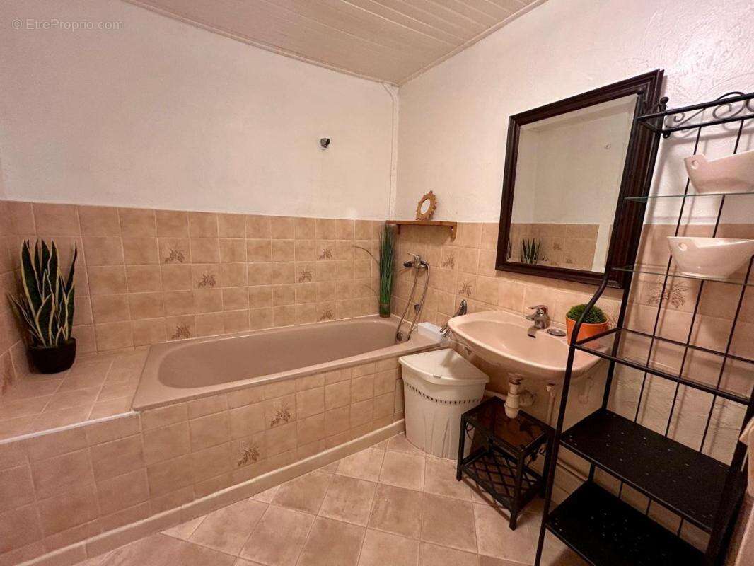 A vendre : t2 de 57m2 - frejus centre historique - photo 4
