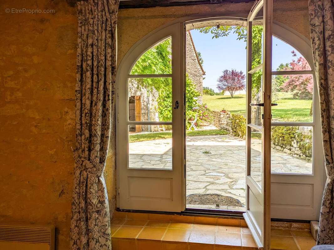 Jolie maison en pierre avec annexe pour les invités. - photo 7