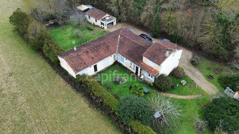 Maison à AIGRE