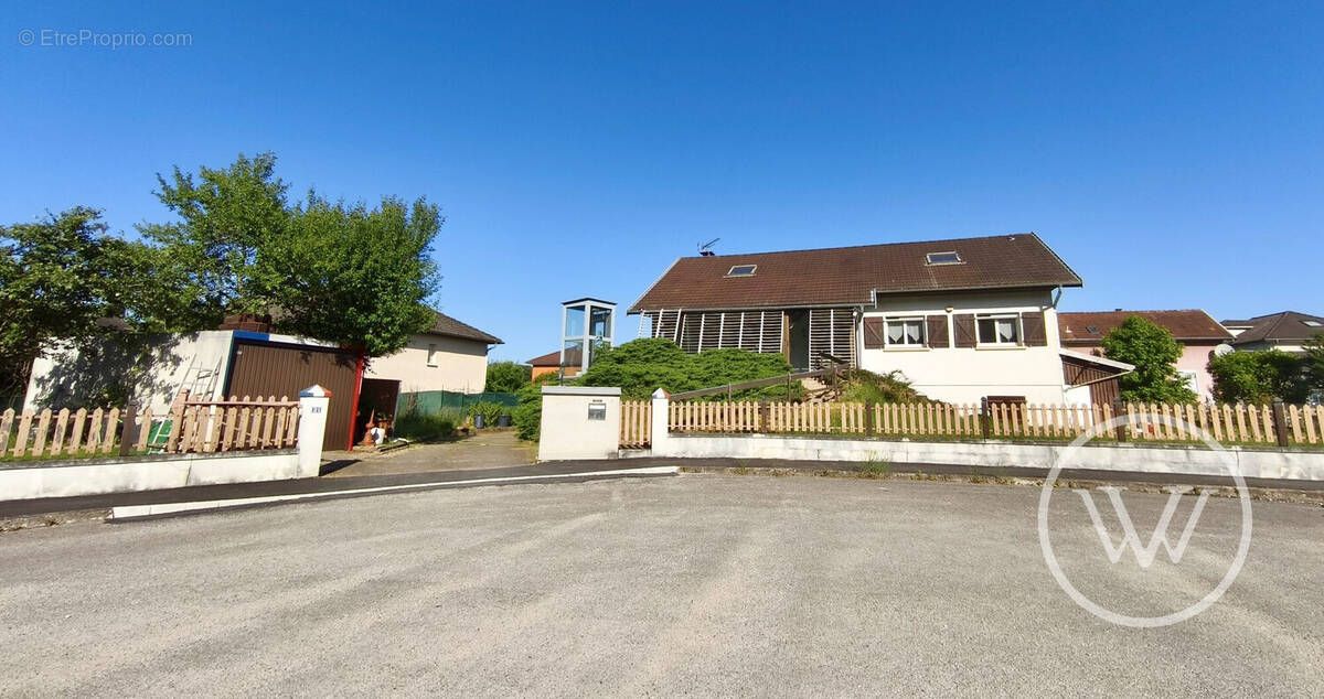 Maison à AVANNE-AVENEY