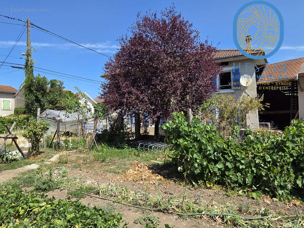 Beaucroissant, maison ancienne avec jardin - photo 2