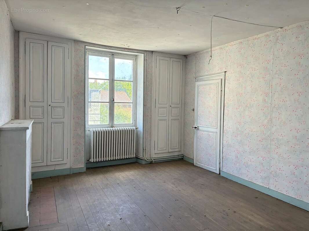 Maison de ville à rénover, dans le cœur de Montmorillon - photo 8