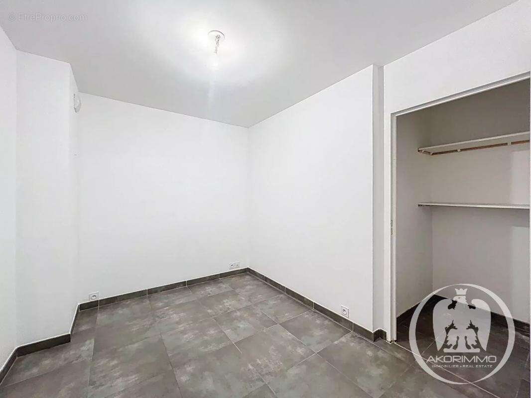 Appartement à SAINT-LAURENT-DU-VAR