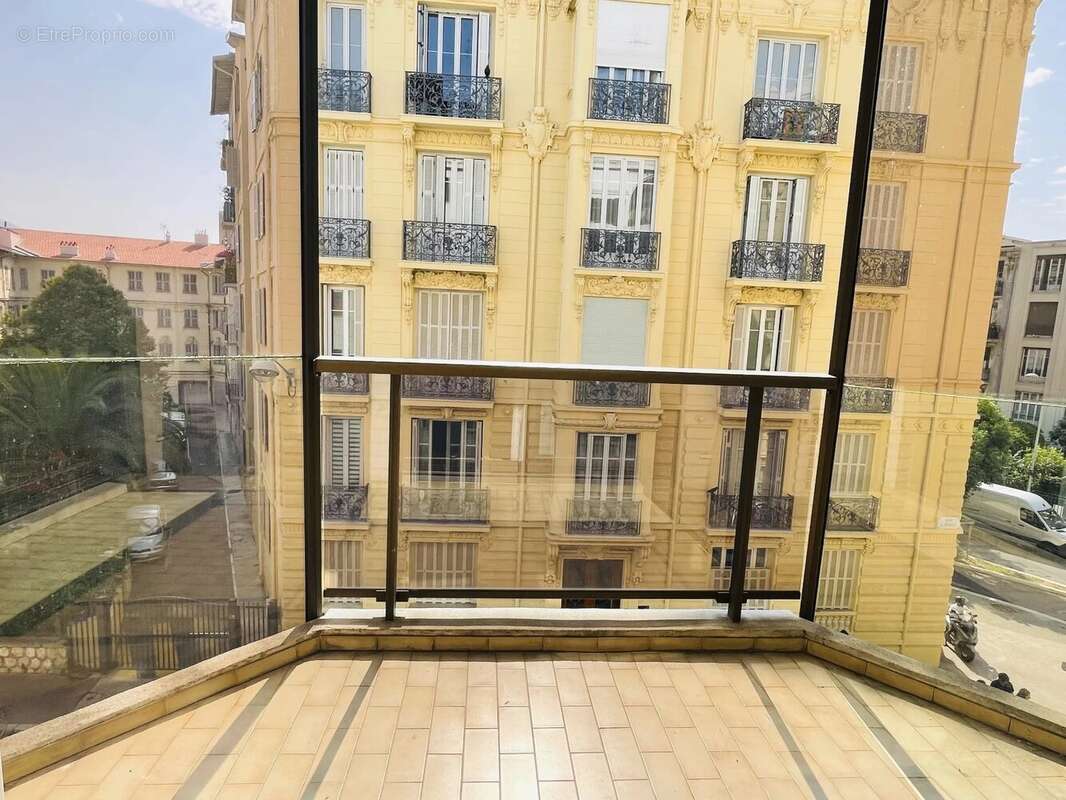 Carré d'or - Beau 2 pièces avec terrasse vue mer latérale - photo 5