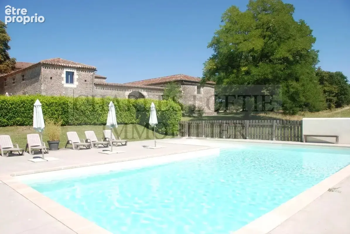 Magnifique et imposante ferme fortifiée du XVIIe siècle, avec dépendances, piscine et terrain de 23 ha, à proximité de Mauroux. - photo 3