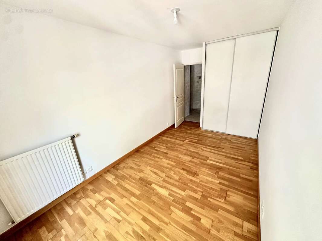 T4 lumineux de 87 m² avec balcon, ascenseur et garage en option – Secteur Gare - photo 7