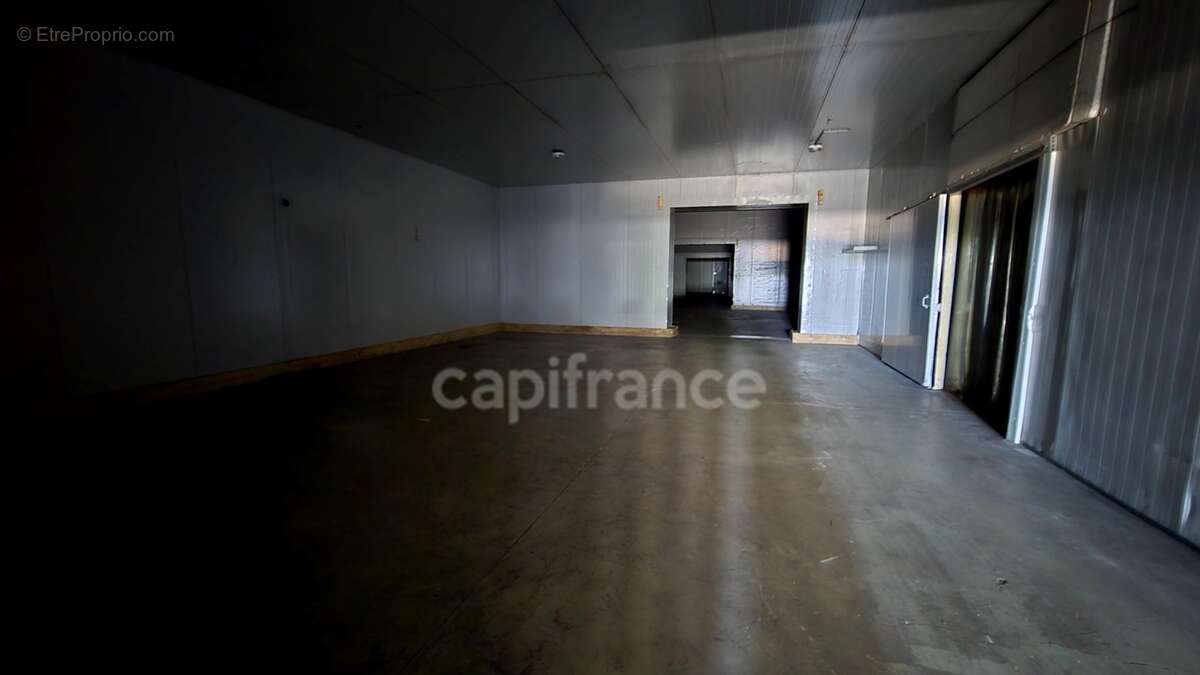 Local/bureau à vendre SOUBISE (17) 1600m² de surface développée - photo 15