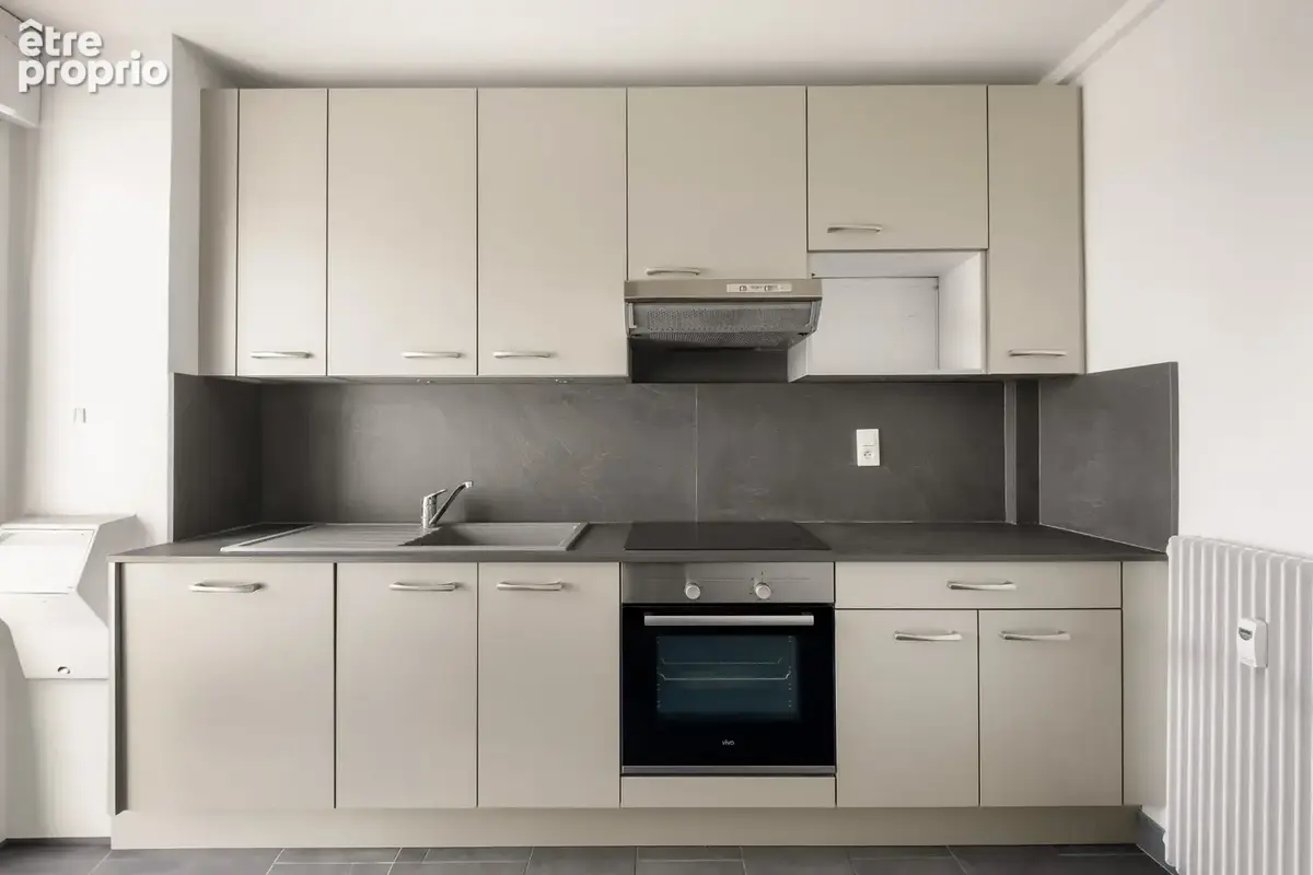 T4 de 96 m2, Charpennes en étage élevé avec vue dégagée - photo 7