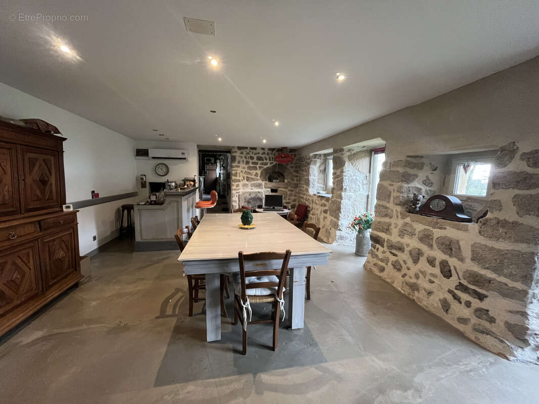 Maison à SAINT-HILAIRE-CUSSON-LA-VALMITTE