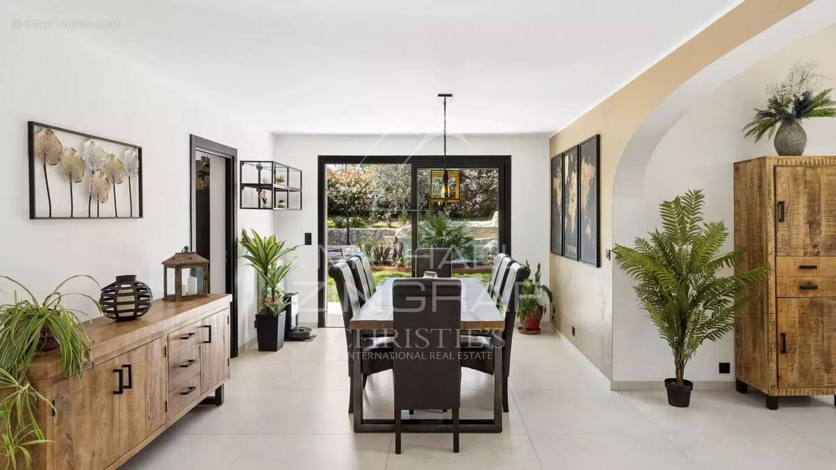 Maison à ROQUEFORT-LES-PINS