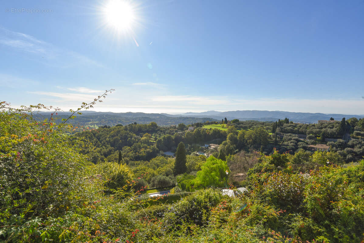 Maison à CHATEAUNEUF-GRASSE