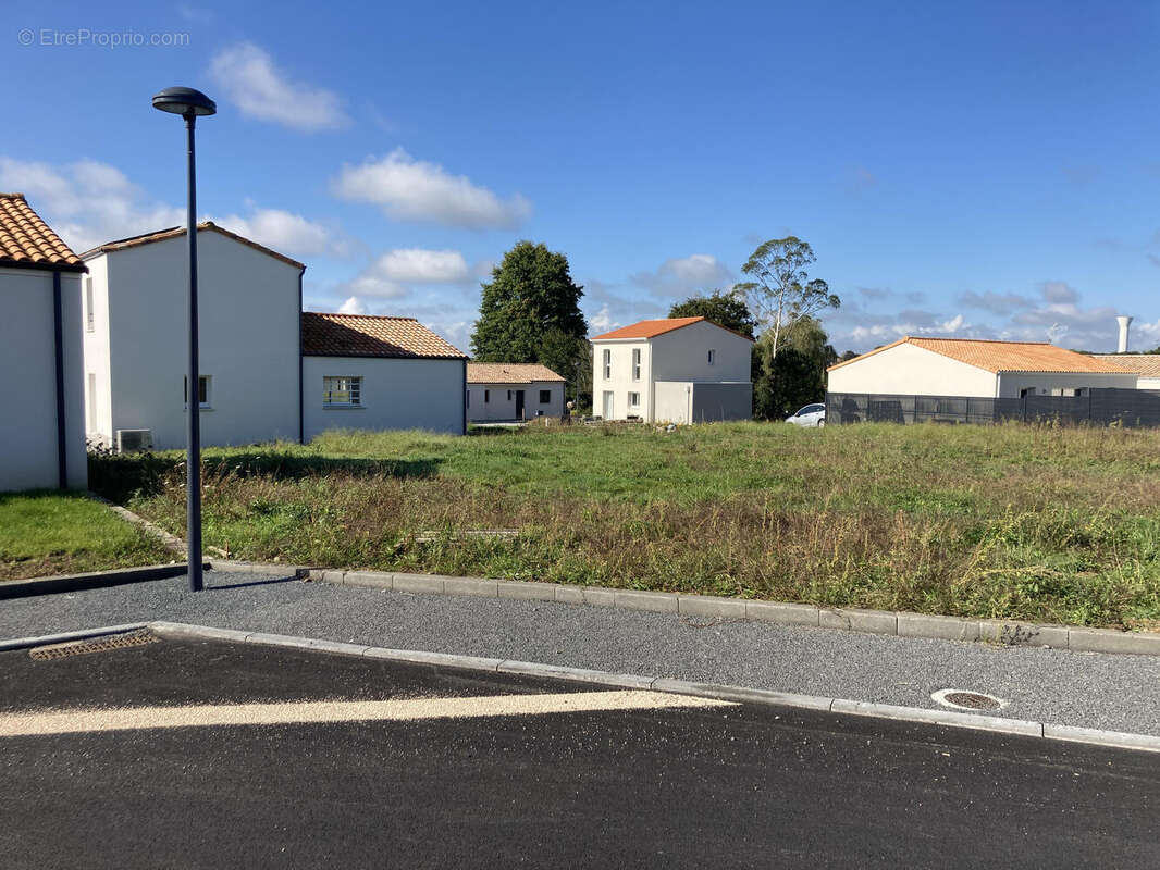 Terrain à CORCOUE-SUR-LOGNE