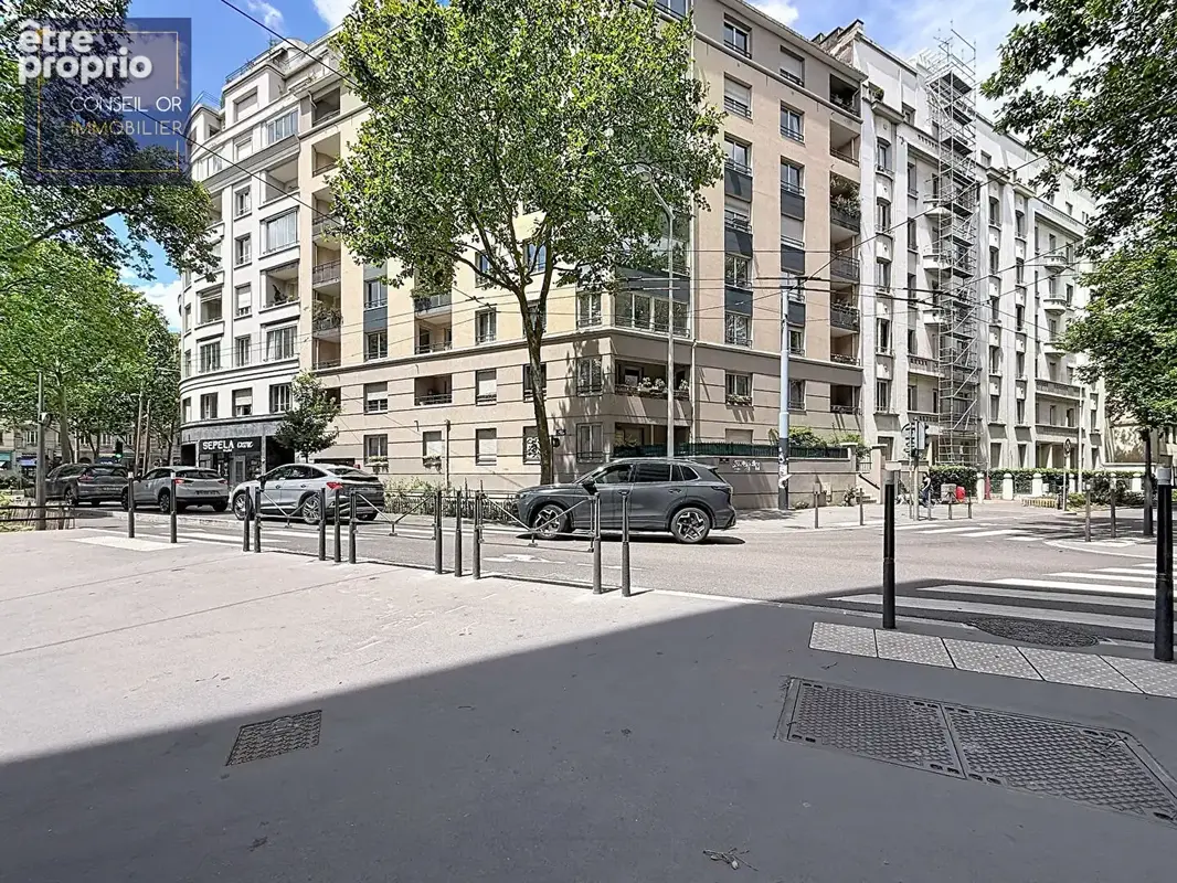 LYON 7 Saxe Gambetta T4 de 91 m² avec 2 balcons, vue dégagée, parking et cave - photo 2