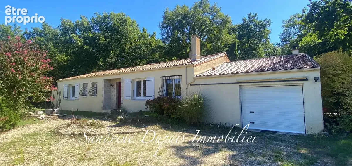 Maison de plain-pied d'environ 190 m2   Parcelle paysagée et boisée de 4 583 m2   À 7 min de Saintes - photo 1