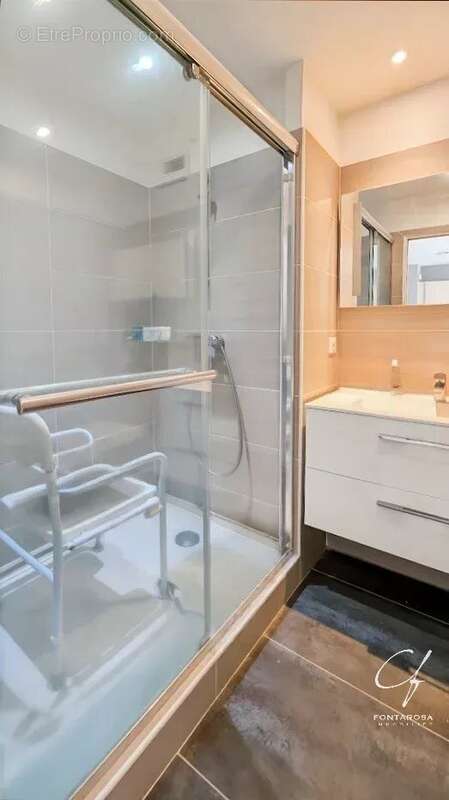 Appartement à ROQUEBRUNE-SUR-ARGENS